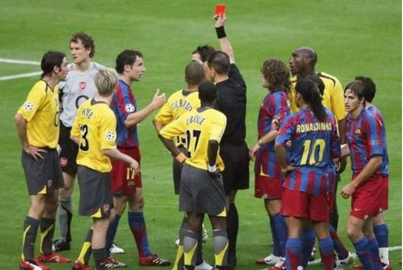  热刺北伦敦德比惨败球迷高呼孔蒂下课  